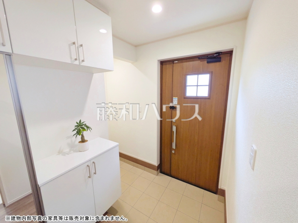 1号棟　玄関　収納力のある広々とした玄関ホールです。【新座市石神５丁目】