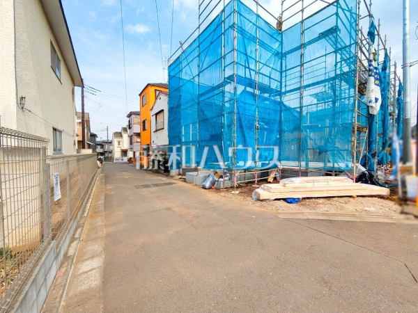 接道状況および現場風景　【新座市石神５丁目】 建物のプレゼンをさせていただきますので、実際の完成イメージを思い描いていただくことができます。お気軽にお問合せ下さい。 