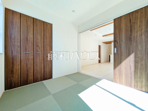 1号棟　 リビングの隣に配置した和室は、独立した部屋や客間として使えるほか、引き戸を開ければリビングの一部として広々空間で利用できます。 　【東久留米市八幡町２丁目】