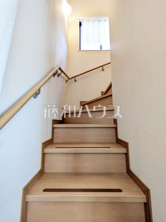 手すり付き階段　【小平市天神町１丁目】