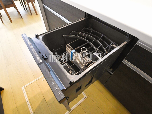 1号棟　 食洗機は水仕事を軽減するとともに、手洗いに比べ節水効果も期待できます。 　【東久留米市滝山５丁目】
