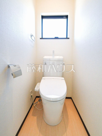 1号棟　 各階にトイレがあると、階段の上り下りをせずに済むため就寝時なども便利です。 　【東久留米市滝山５丁目】