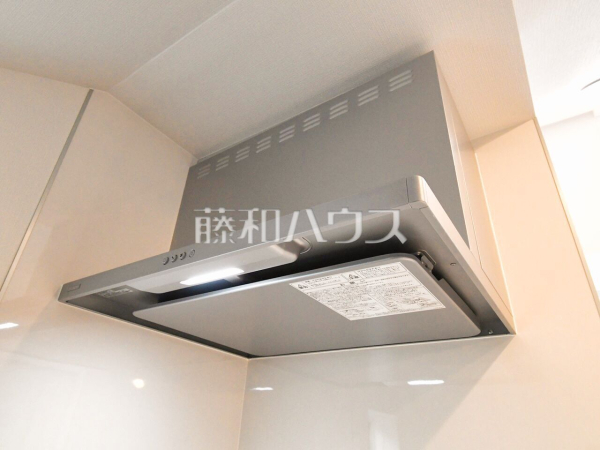 2号棟　 お手入れのしやすいレンジフードは見た目もスッキリしていて、料理時の油煙やニオイを効率的に外に出せます。 　【東久留米市滝山５丁目】