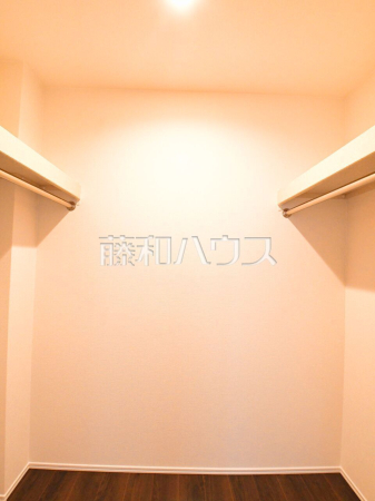 2号棟　 収納力豊富なウォークインクローゼットで、バッグや小物類も片付きます。 　【東久留米市滝山５丁目】