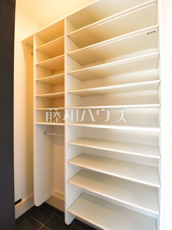 3号棟　 気付くと増えてしまいがちなシューズ。かさばる長靴や冬のブーツなどの収納には一苦労ですが、シューズインクロークがあれば玄関周りで使う物までスッキリ収納できます！ 　【東久留米市滝山５丁目】