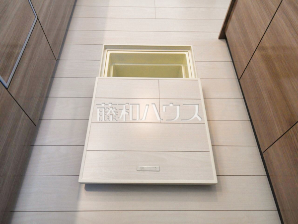 3号棟　 キッチンの床下収納は、パントリー代わりのストック場所としても活用できます！ 　【東久留米市滝山５丁目】
