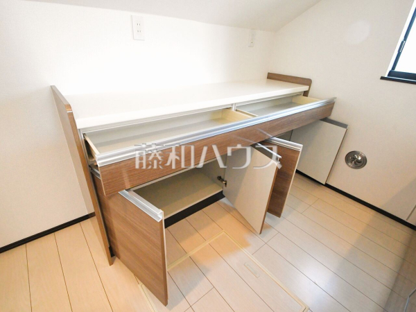 3号棟　 夫婦そろってキッチンに立っても調理がしやすい余裕の広さ。食器類もすっきりと片付く収納力。家事をしながら会話も弾みます。 　【東久留米市滝山５丁目】