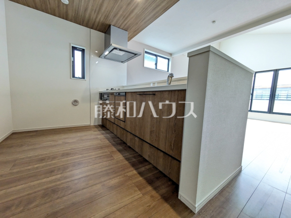 ≪1号棟　キッチン≫明るい陽光に満たされる心地よいキッチンで、気持ちよくお料理ができます。【府中市本町２丁目】　　