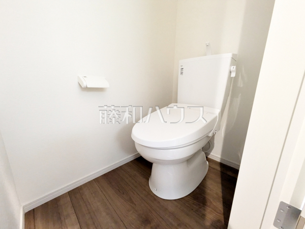 ≪1号棟　トイレ≫各階にトイレがあると、階段の上り下りをせずに済むため就寝時なども便利です。　【府中市本町２丁目】