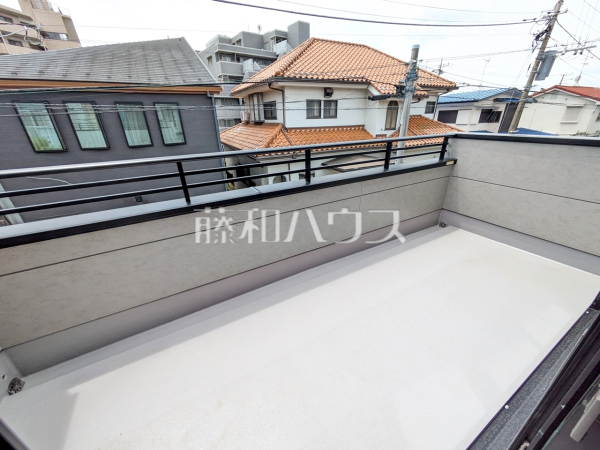 ≪1号棟　バルコニー≫南向きのバルコニーは日差しもたっぷり注ぎ、お洗濯物もよく乾きます。【府中市本町２丁目】　　