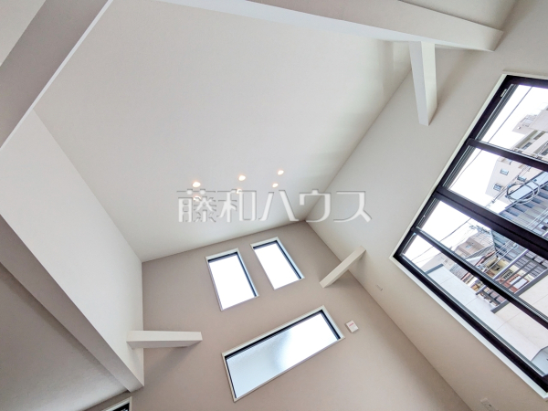2号棟　リビング　【府中市本町２丁目】
開放的な吹抜けからは自然光が降り注ぎます☆　