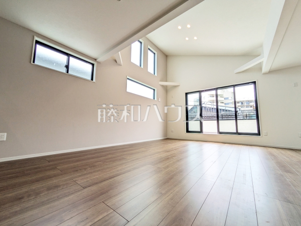 2号棟　リビング　【府中市本町２丁目】
リビングに床暖房があるので足元ぽかぽか、家族の集まる空間を暖めます。　