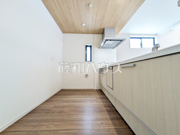 2号棟　キッチン　【府中市本町２丁目】
明るい陽光に満たされる心地よいキッチンで、気持ちよくお料理ができます　