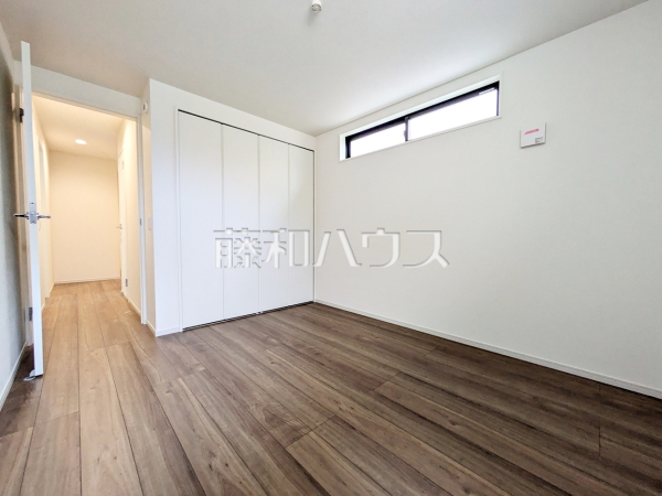 2号棟　納戸　【府中市本町２丁目】各居室は2面採光により、明るく開放的な空間となっています。