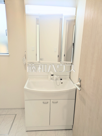 洗面室　【志木市中宗岡５丁目】
三面鏡付きの洗面台。鏡の裏にも収納があり、歯ブラシや化粧品等もすっきり収納できます。　