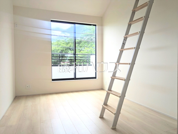 居室　【志木市中宗岡５丁目】
幼い頃のたくさんの想い出が詰まった実家の部屋。それは特別な場所としていつまでも心に残っています。いつかこの部屋が子供たちにとってのそのような場所になるのかな？　