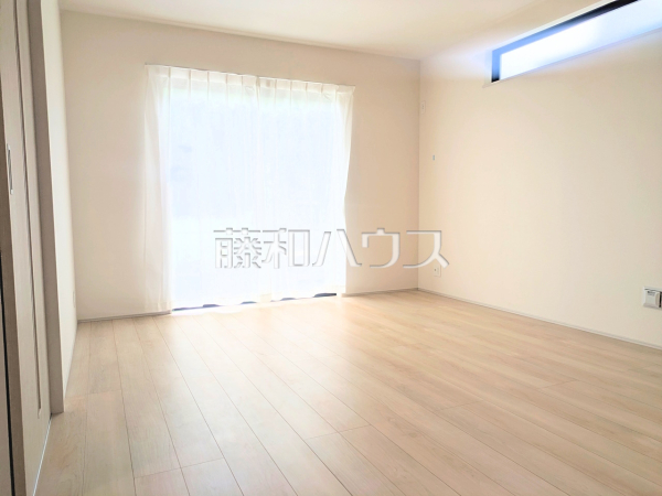 リビング　【志木市中宗岡５丁目】
家族の存在を近くに感じ、心安らぐこの空間はいつも心地よく、気が付けば楽しい一日が終わろうとしている、そんな憩いのリビングです。　