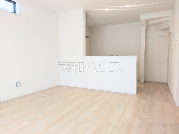 リビング　【志木市中宗岡５丁目】
対面キッチンを採用したリビングは明るく開放感を主として設計しました。一日の中で一番長く家族が集まる場所だから機能性と利便性を重視しました。　