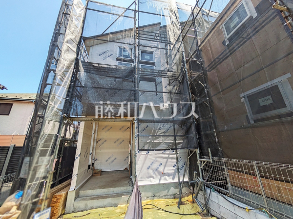 2号棟　外観　【日野市大坂上２丁目】
現在建築中につき、完成後には確認できなくなる構造部分などがご覧いただけます。完成後の内覧とは違った視点での現地見学が可能です。　