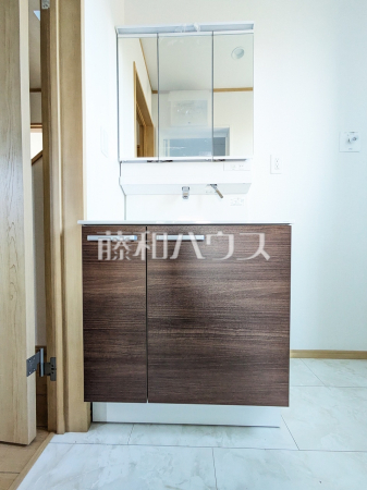 B号棟　三面鏡付きの洗面台。鏡の裏にも収納があり、歯ブラシや化粧品等もすっきり収納できます。　【清瀬市中里１丁目】