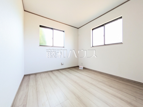 A号棟　納戸は収納としてだけでなくテレワークにも活用できます。クローズドな空間だから仕事にも集中できますね！【清瀬市中里１丁目】　