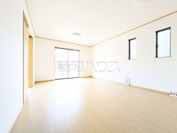 B号棟　採光溢れるリビングで、家族団らんのひと時をお過ごし下さい。【清瀬市中里１丁目】　