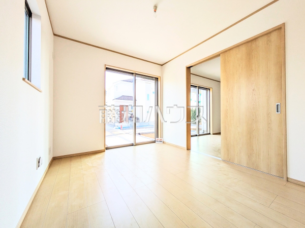 B号棟　リビングに隣接する居室の引き戸を開ければさらに開放感が広がります。【清瀬市中里１丁目】　