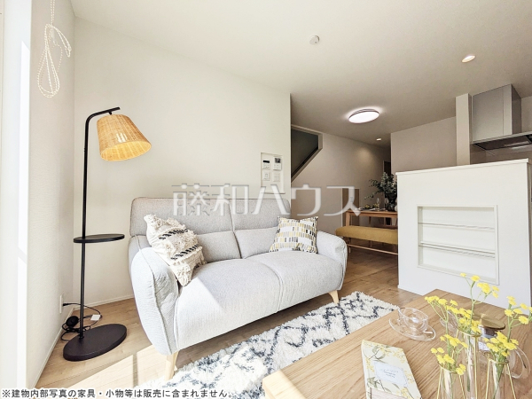 2号棟　リビング　【三鷹市大沢１丁目】
家族の存在を近くに感じ、心安らぐこの空間はいつも心地よく、気が付けば楽しい一日が終わろうとしている、そんな憩いのリビングです。　