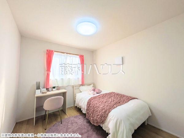 ２号棟　居室　【三鷹市大沢１丁目】
幼い頃のたくさんの想い出が詰まった実家の部屋。それは特別な場所としていつまでも心に残っています。いつかこの部屋が子供たちにとってのそのような場所になるのかな？　