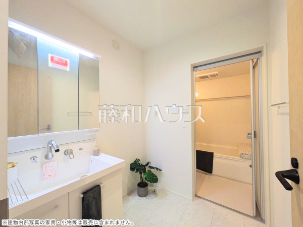 ２号棟　洗面室　【三鷹市大沢１丁目】
洗面室は、急いでいる朝でも二人で使える広さになっております。　
