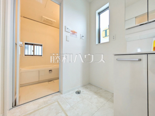 I号棟　洗面室　【清瀬市中里１丁目】
洗面室は、急いでいる朝でも二人で使える広さになっております。　