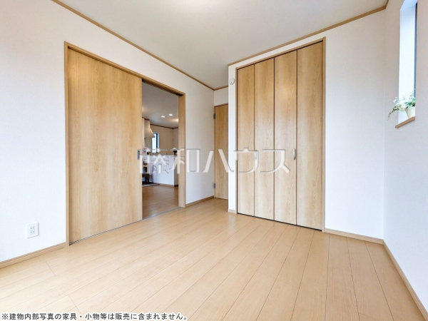 J号棟　居室　【清瀬市中里１丁目】
リビングと隣接した居室の間仕切りは、シーンに合わせて引き戸を開放し、一つの大きな空間にできる仕様です。　