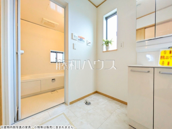 J号棟　洗面室　【清瀬市中里１丁目】
洗面室は、急いでいる朝でも二人で使える広さになっております。　