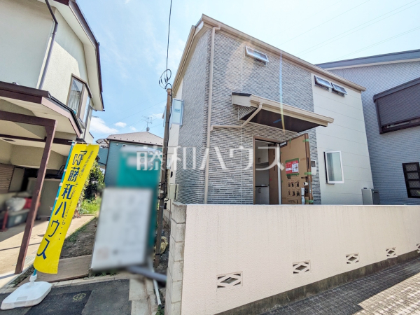 ≪現地外観≫あると便利な宅配ボックスやどなたでも、らくらく簡単に施錠・解錠ができるセンサーキーを採用。ピッキングの心配がなく防犯面でも安心です。　【狛江市西野川２丁目】