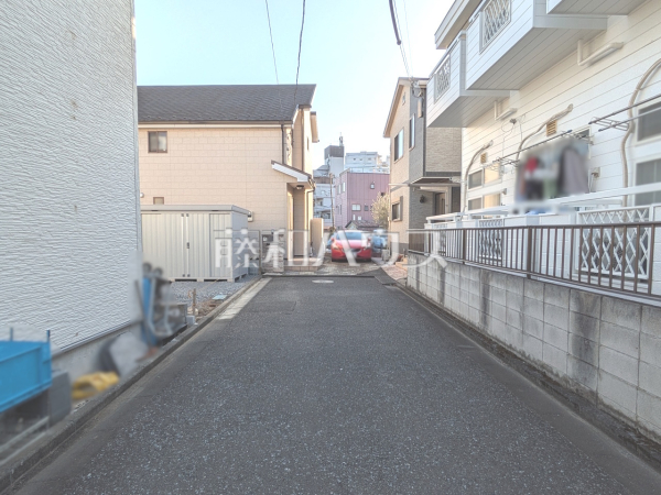 接道状況および現場風景
大きな道路から奥まった住まいは、車や人通りも気にならずプライバシーの確保された住空間を保つことができます。 　【西東京市谷戸町３丁目】
