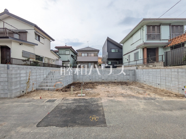 外観　【八王子市打越町】道路面よりやや高い位置の建築のため、1階でも人の目線が気になることはありません。　