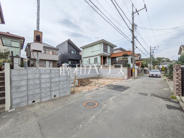 接道状況および現場風景　【八王子市打越町】見学はしたいけど、なかなか時間が取れない・・・そんな方に出勤前や仕事終わりにマイホームを見学できるサポートをいたします。