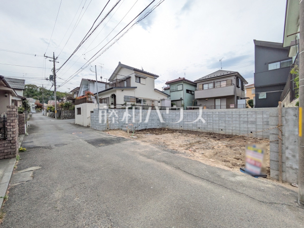 接道状況および現場風景　【八王子市打越町】お住まい探しは、家の良し悪しだけでなく周辺環境も重要なポイントです。ぜひ一度お客様の目でご覧ください。