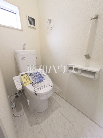 清潔な空間を保ちたいトイレはオフホワイトでまとめました。毎日使う場所だからこそお手入れも楽々にできる機能が搭載されております。汚れが付着しにくい便器はお掃除も楽々です。　【小平市小川町１丁目】　