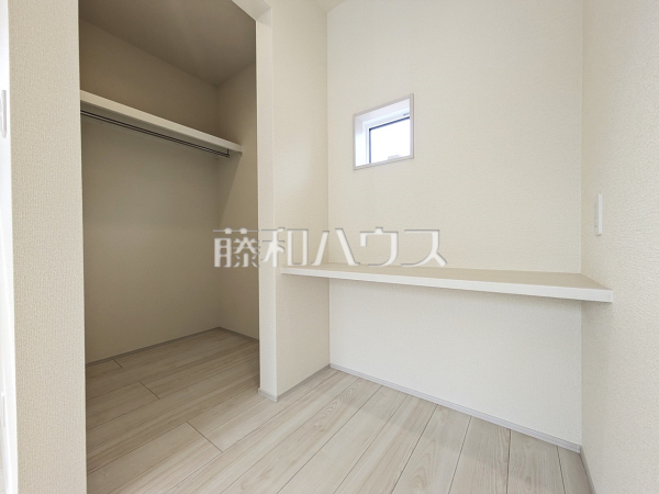 ウォークインクローゼットは、お洋服等がたくさん収納できて便利です。【小平市小川町１丁目】ウォークインクローゼット
