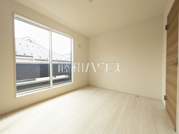 木目が美しいウッディなフローリングの居室は、穏やかで心安らぐ空間となるでしょう。【小平市小川町１丁目】　
