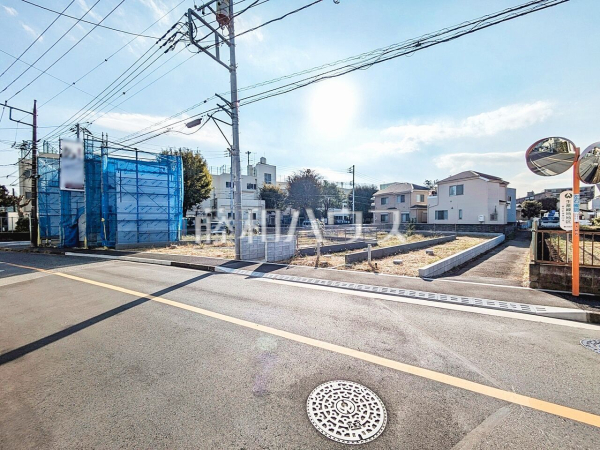 接道状況および現場風景　【東大和市立野３丁目】 見学はしたいけど、なかなか時間が取れない・・・そんな方に出勤前や仕事終わりにマイホームを見学できるサポートをいたします。 