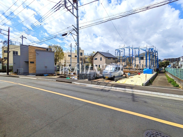 現場風景　【東大和市立野３丁目】
建物のプレゼンをさせて頂きますので、実際の完成イメージを思い描いて頂くことができます。お気軽にお問合せを。　