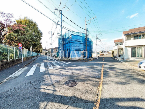 接道状況および現場風景　【東大和市立野３丁目】 建物のプレゼンをさせていただきますので、実際の完成イメージを思い描いていただくことができます。お気軽にお問合せ下さい。 
