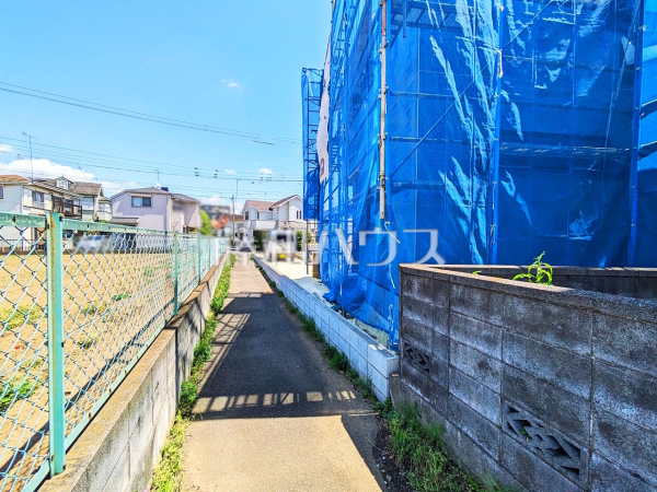 接道状況および現場風景　【東大和市立野３丁目】 平日のご案内も可能です。まずはお気軽にお問合せ下さいませ。 