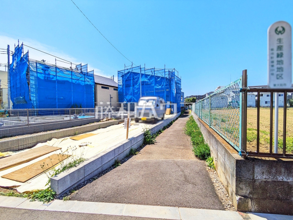 接道状況および現場風景　【東大和市立野３丁目】 周辺環境はもちろん、日当たりや設備仕様など、実際に行ってみないと分からないことも多くございます。ご案内いたしますので、お気軽にお問い合わせください。 