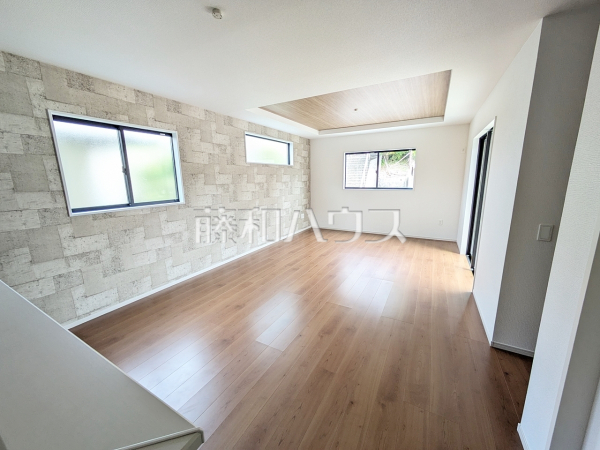 リビング　【福岡市南区屋形原５丁目】