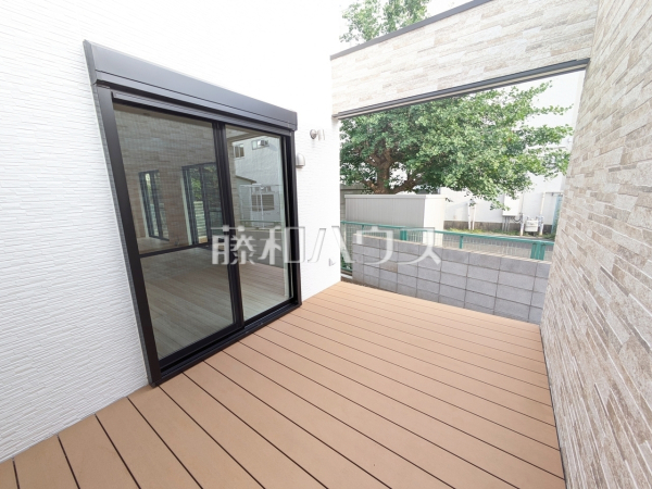 I号棟　ウッドデッキ　【狛江市東野川１丁目】
ウッドデッキは、休日にバーベキューをしたり、プールを出して子供たちの遊び場やお酒を飲んだり多目的に使えます。　