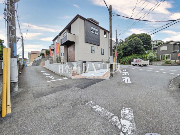 接道状況および現場風景　【八王子市散田町４丁目】お住まい探しは、家の良し悪しだけでなく周辺環境も重要なポイントです。ぜひ一度お客様の目でご覧ください。　