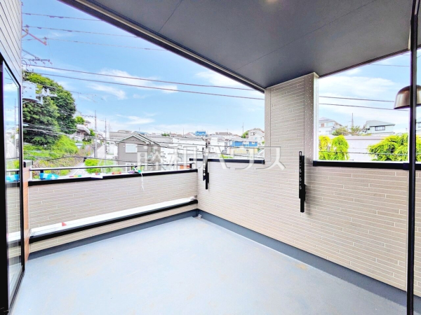 1号棟　奥行きのあるワイドバルコニー！お洗濯物の多い日でもいっきに干せますね。　【八王子市散田町４丁目】